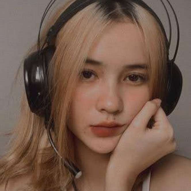 8 Potret Rheina Asisten Pribadi Ke-15 Hotman Paris yang Viral, Parasnya Bikin Susah Kedip!