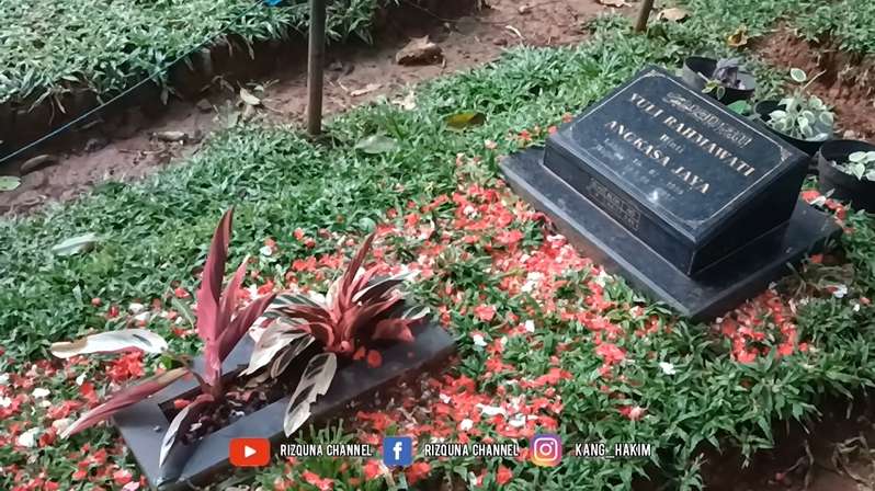 8 Potret Kondisi Makam Julia Perez Usai 5 Tahun Kepergiannya, Penampakannya Bikin Syok!