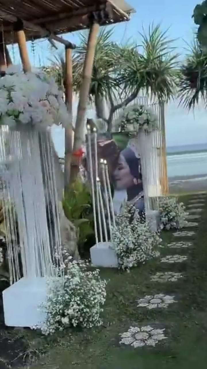 8 Potret Lokasi Nikah Venna Melinda dan Ferry Irawan di Bali, Konsepnya Bikin Takjub!