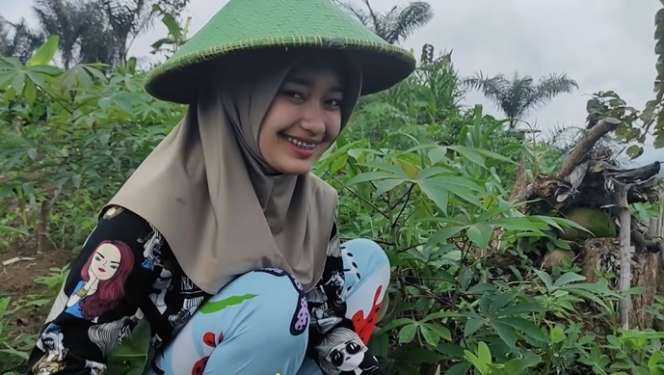 8 Potret Gadis Desa yang Cantiknya Bak Bidadari, Rela Bongkar Celengan Demi Pasang Behel Gigi!