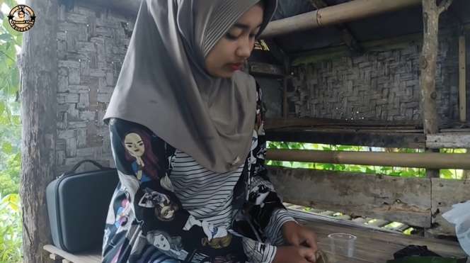 8 Potret Gadis Desa yang Cantiknya Bak Bidadari, Rela Bongkar Celengan Demi Pasang Behel Gigi!