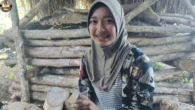 8 Potret Gadis Desa yang Cantiknya Bak Bidadari, Rela Bongkar Celengan Demi Pasang Behel Gigi!