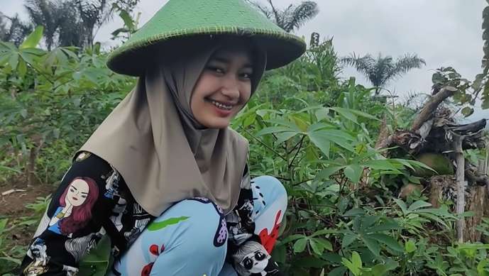 8 Potret Gadis Desa yang Cantiknya Bak Bidadari, Rela Bongkar Celengan Demi Pasang Behel Gigi!
