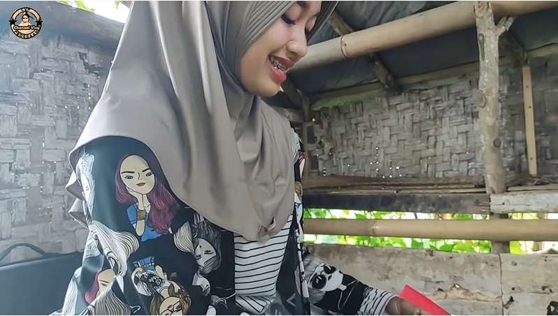 8 Potret Gadis Desa yang Cantiknya Bak Bidadari, Rela Bongkar Celengan Demi Pasang Behel Gigi!