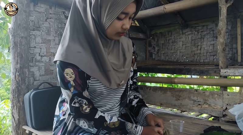8 Potret Gadis Desa yang Cantiknya Bak Bidadari, Rela Bongkar Celengan Demi Pasang Behel Gigi!