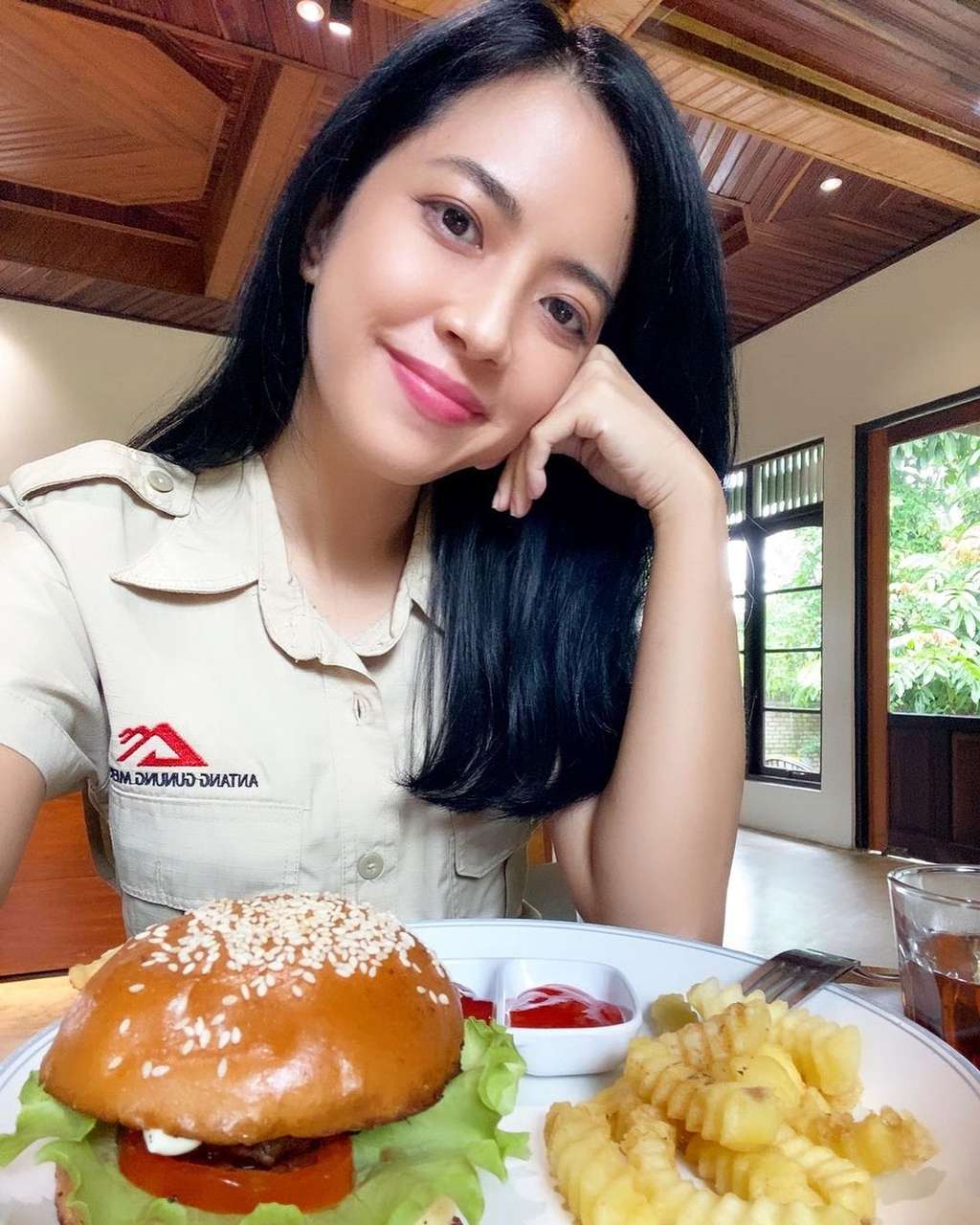Potret Terbaru Yeslin Wang Mantan Istri Delon, Kini Bahagia dengan Pacar Baru