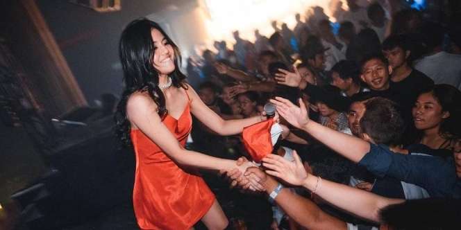 Bikin Heboh DJ Una Disawer Rp84 Juta dan Perhiasan Mewah