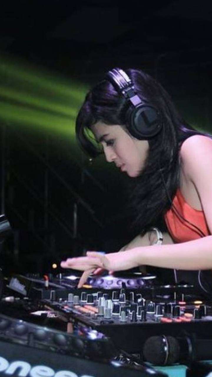 Bikin Heboh DJ Una Disawer Rp84 Juta dan Perhiasan Mewah