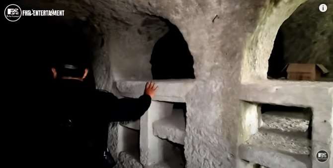 7 Potret Rumah Batu yang Ditempati Satu Keluarga, Lokasinya di Tengah Hutan!