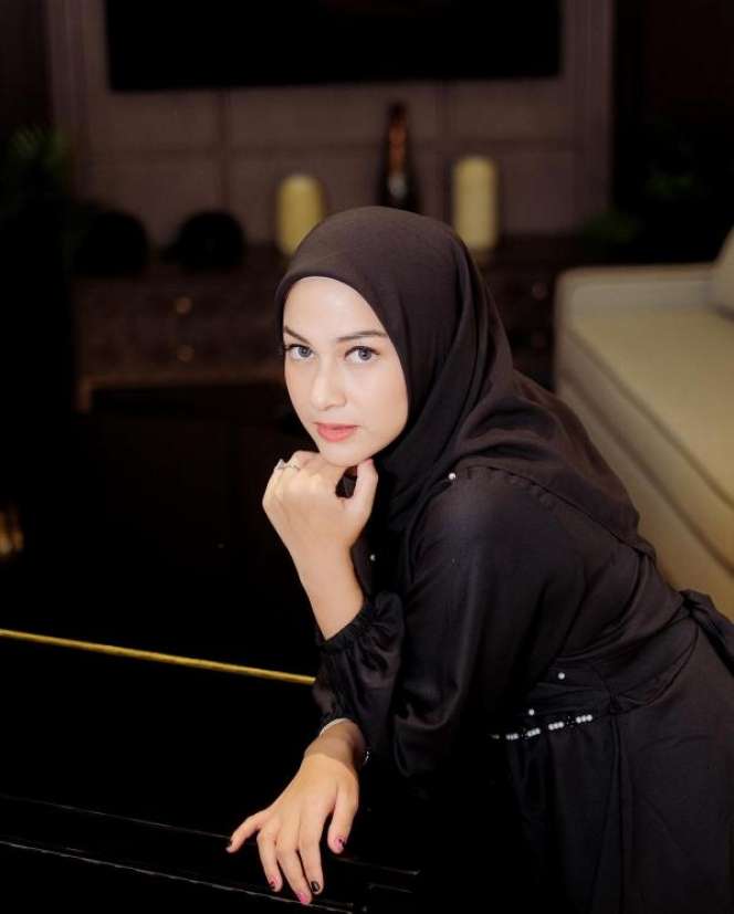 Disebut Mirip Dakota Johnson, Inilah 8 Potret Terbaru Nina Zatulini yang Banjir Pujian!