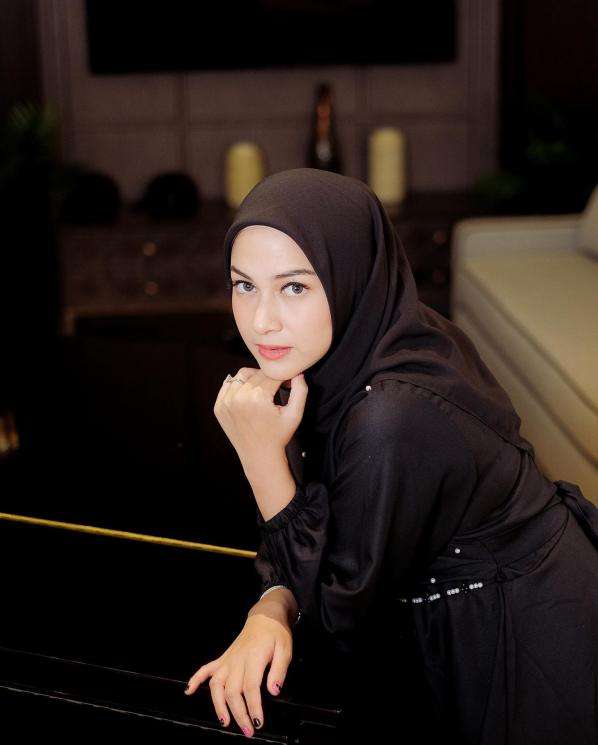 Disebut Mirip Dakota Johnson, Inilah 8 Potret Terbaru Nina Zatulini yang Banjir Pujian!