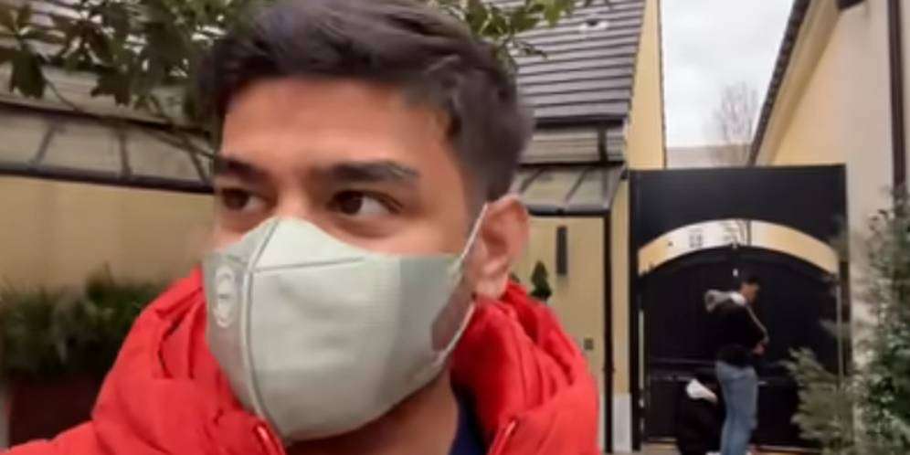 Kesulitan Cari Musala, Fadil Jaidi dan Ayah Salat di Pinggir Jalan Paris 