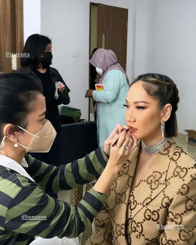 6 Potret Bunga Citra Lestari Pakai OOTD Serba Gucci, Harga Kacamatanya Bisa Beli Motor!