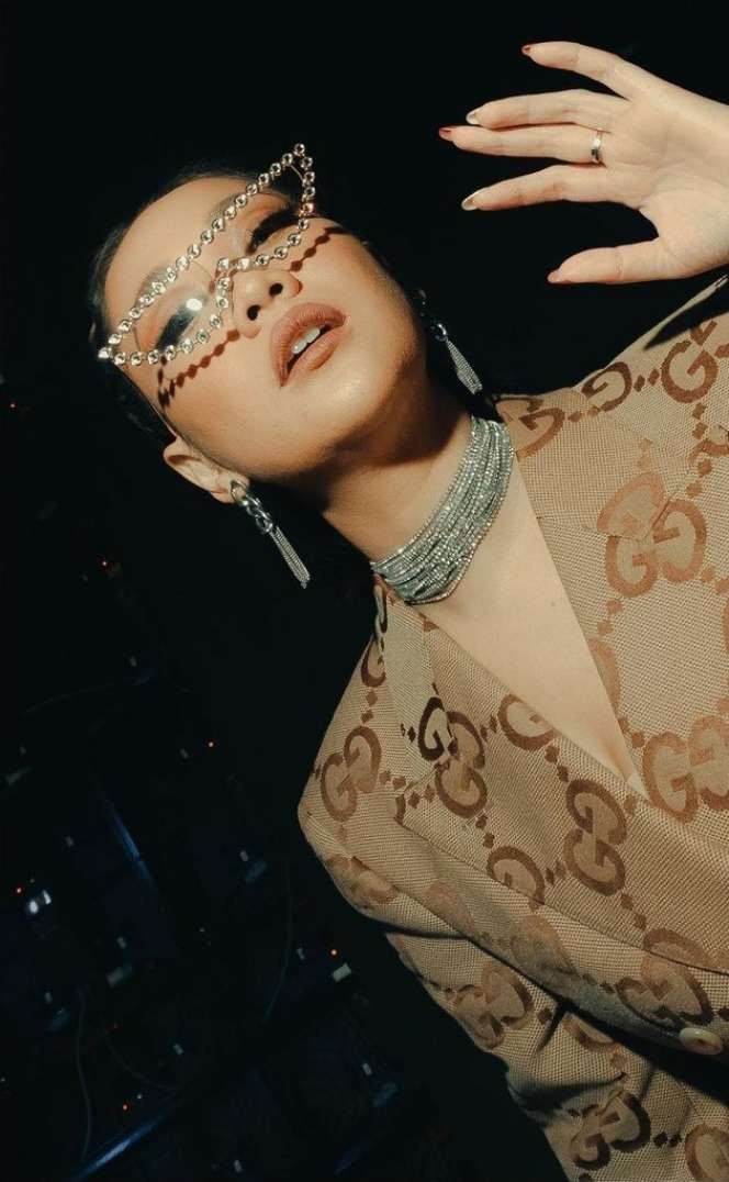 6 Potret Bunga Citra Lestari Pakai OOTD Serba Gucci, Harga Kacamatanya Bisa Beli Motor!