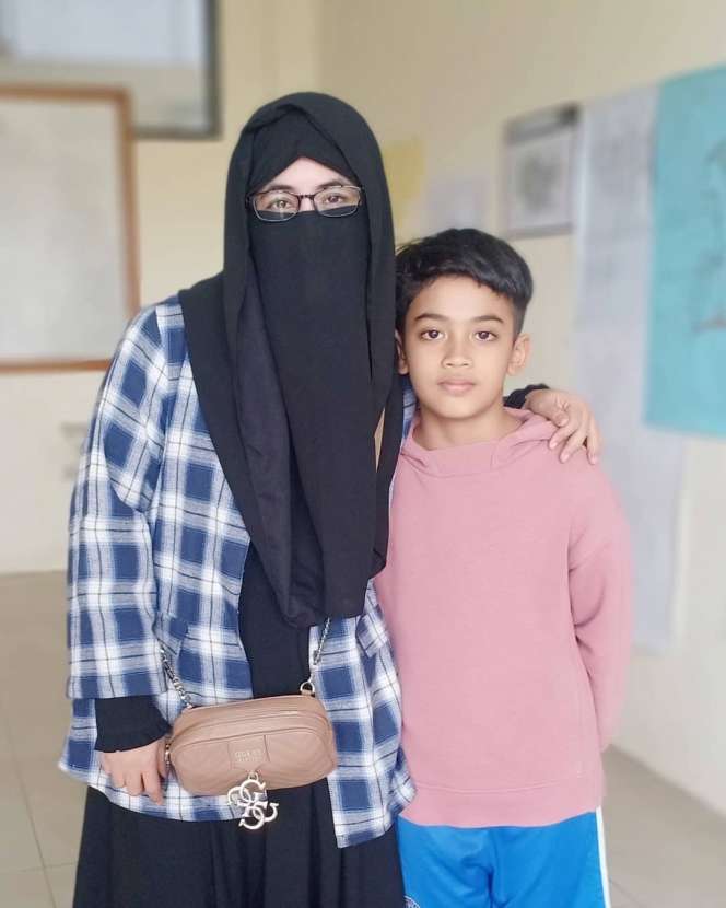 8 Potret Bilal Putra Bungsu Mendiang Ustaz Jefri dan Umi Pipik, Bersuara Merdu Hingga Hafal 40 Hadist!