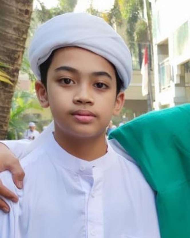 8 Potret Bilal Putra Bungsu Mendiang Ustaz Jefri dan Umi Pipik, Bersuara Merdu Hingga Hafal 40 Hadist!
