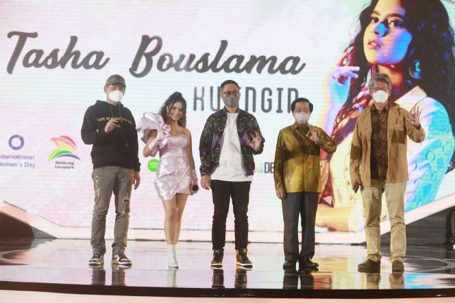 Potret Penyanyi Tasha Bouslama Bawakan Lagu Ciptaan Krishna Balagita ex Ada Band