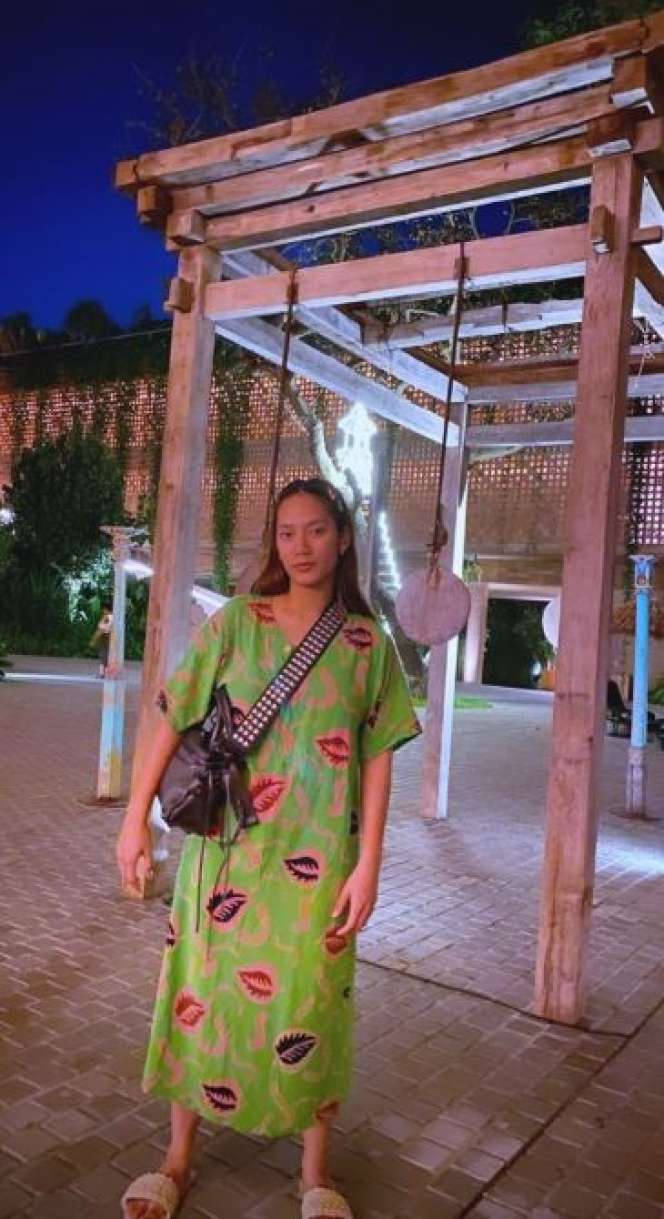 Deretan Seleb Kenakan Daster Saat Liburan, Gayanya Bikin Geger