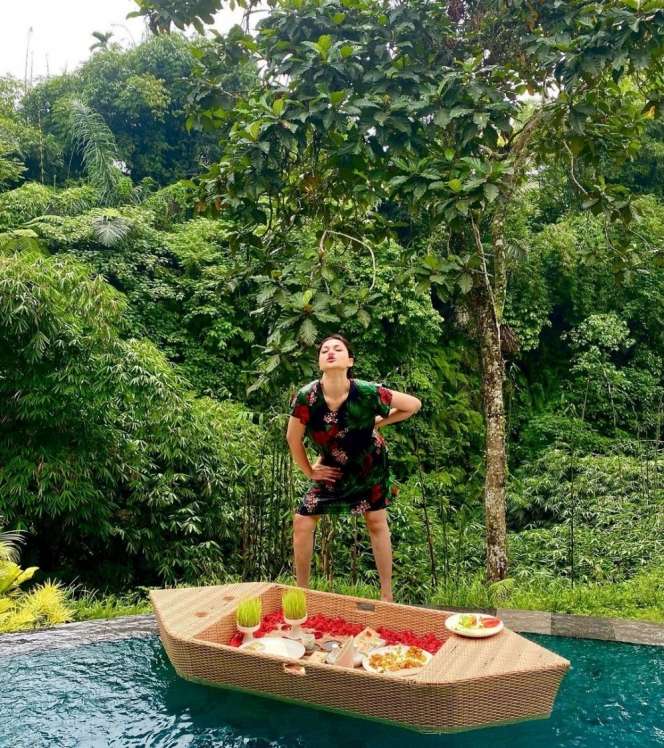 Deretan Seleb Kenakan Daster Saat Liburan, Gayanya Bikin Geger