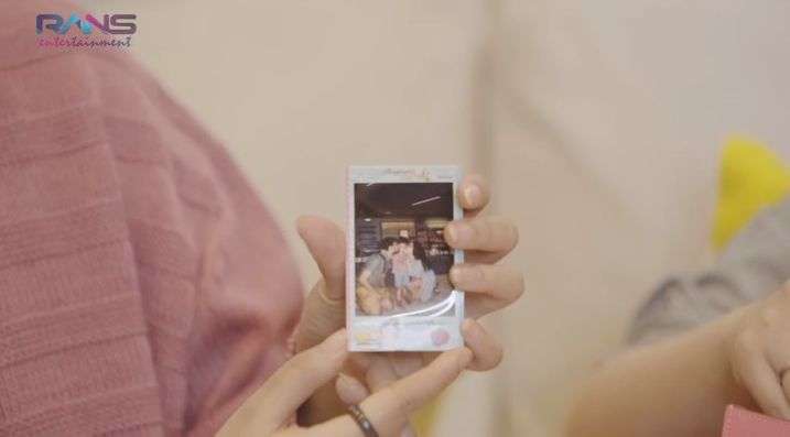 Intip Foto Di Dompet 6 Seleb, Milik Ayu Ting Ting Jadi Sorotan!