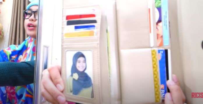Intip Foto Di Dompet 6 Seleb, Milik Ayu Ting Ting Jadi Sorotan!