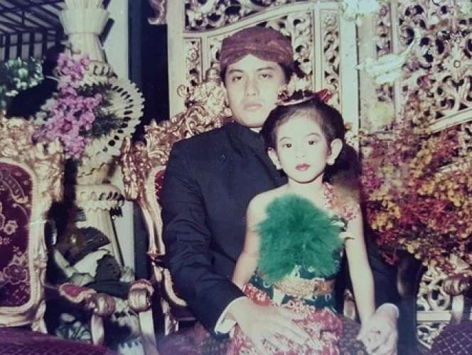 5 Potret Lawas Dian Sastrowardoyo Saat Masih Kecil, Sudah Jago Pose Depan Kamera