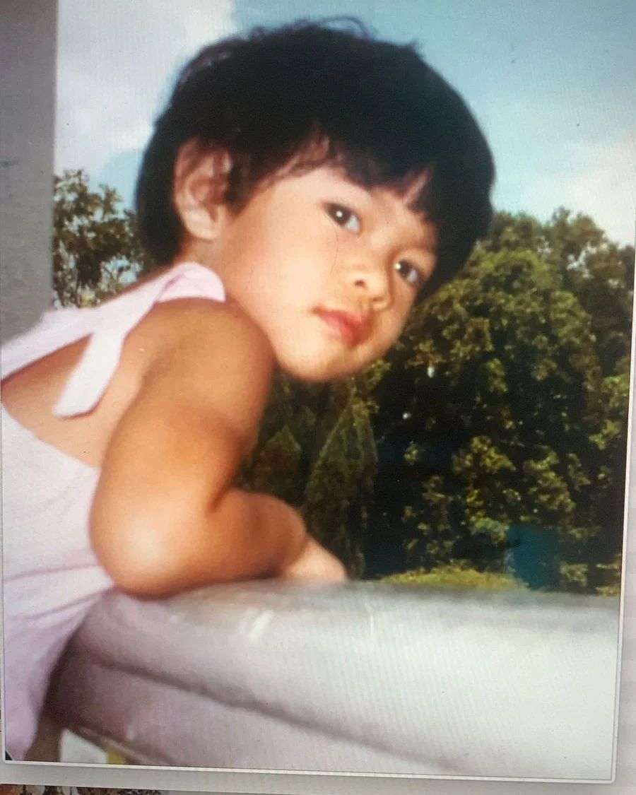 5 Potret Lawas Dian Sastrowardoyo Saat Masih Kecil, Sudah Jago Pose Depan Kamera