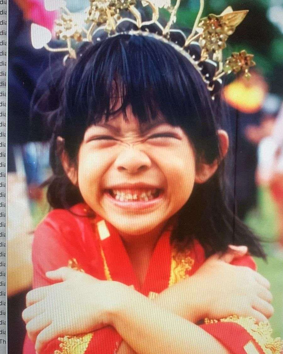 5 Potret Lawas Dian Sastrowardoyo Saat Masih Kecil, Sudah Jago Pose Depan Kamera