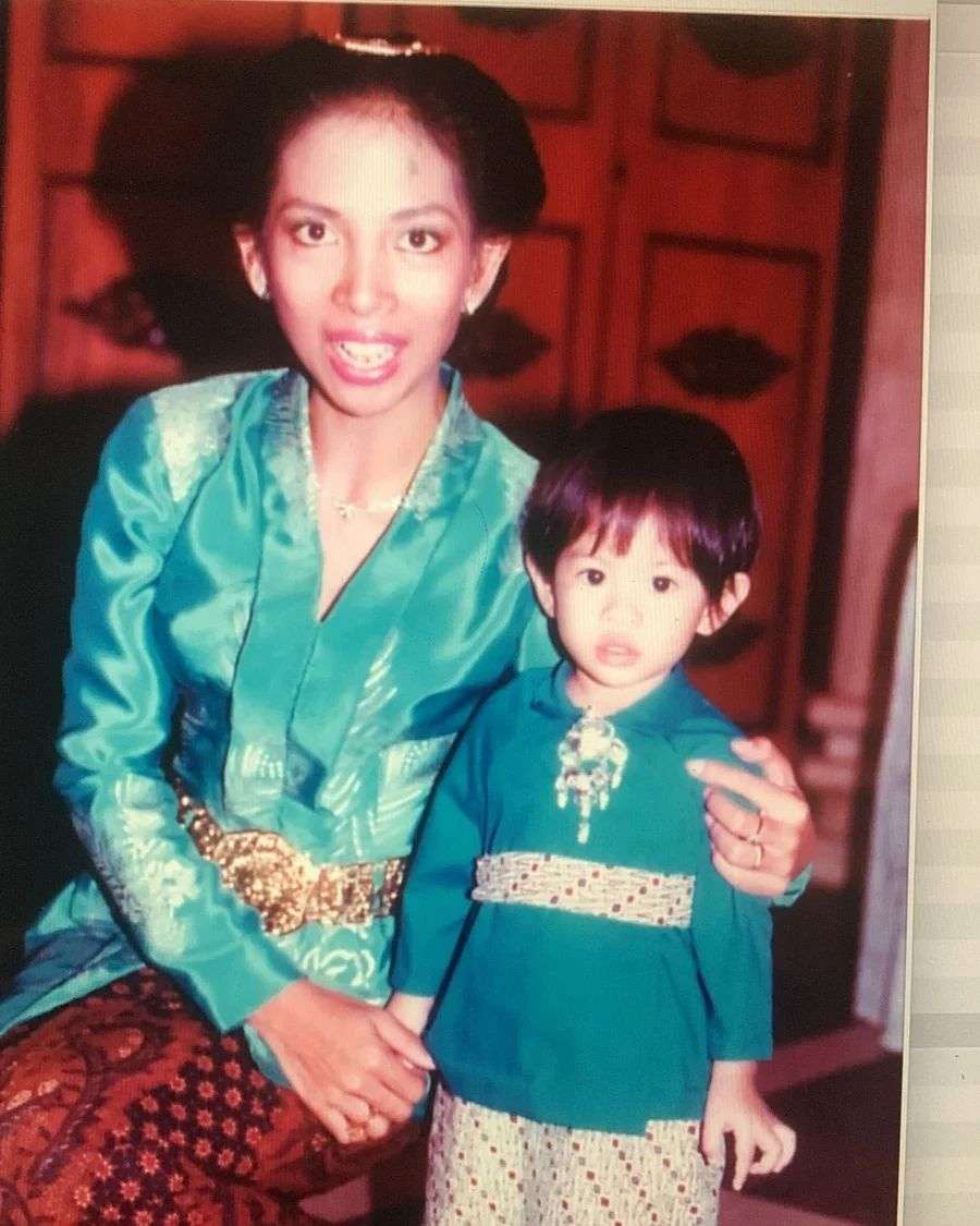 5 Potret Lawas Dian Sastrowardoyo Saat Masih Kecil, Sudah Jago Pose Depan Kamera