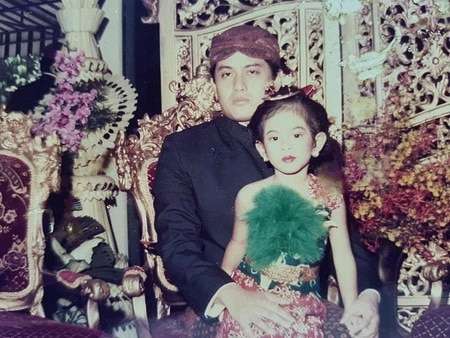 5 Potret Lawas Dian Sastrowardoyo Saat Masih Kecil, Sudah Jago Pose Depan Kamera