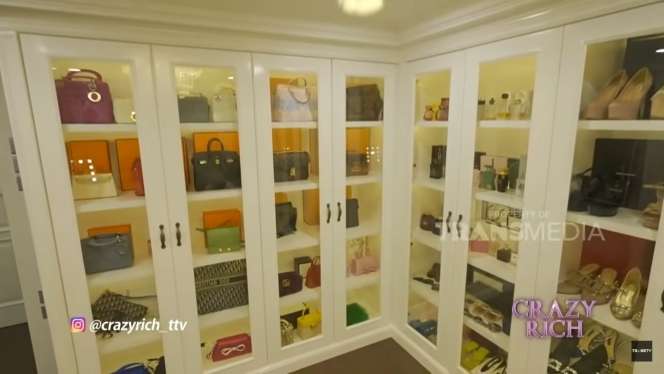 10 Potret Rumah Mewah Shella Saukia ‘Crazy Rich Aceh’ yang Viral, Istana di Tengah Kampung!