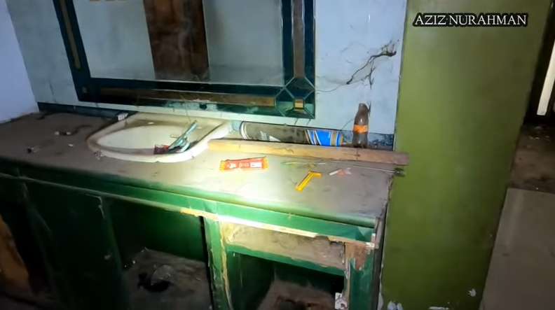 10 Potret Rumah Mewah Milik Artis Terbengkalai 20 Tahun, Ada Kerangkeng Binatang, Ngeri!