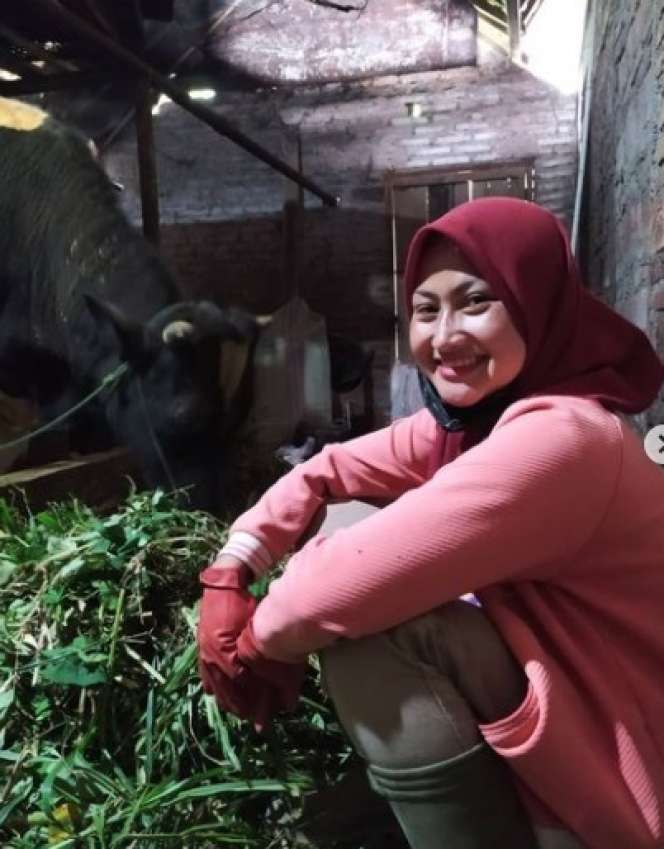 7 Potret Terbaru Novi Listiani Dibuan Cantik yang Alih Profesi Jadi Petani, Kini Mantap Berhijab!