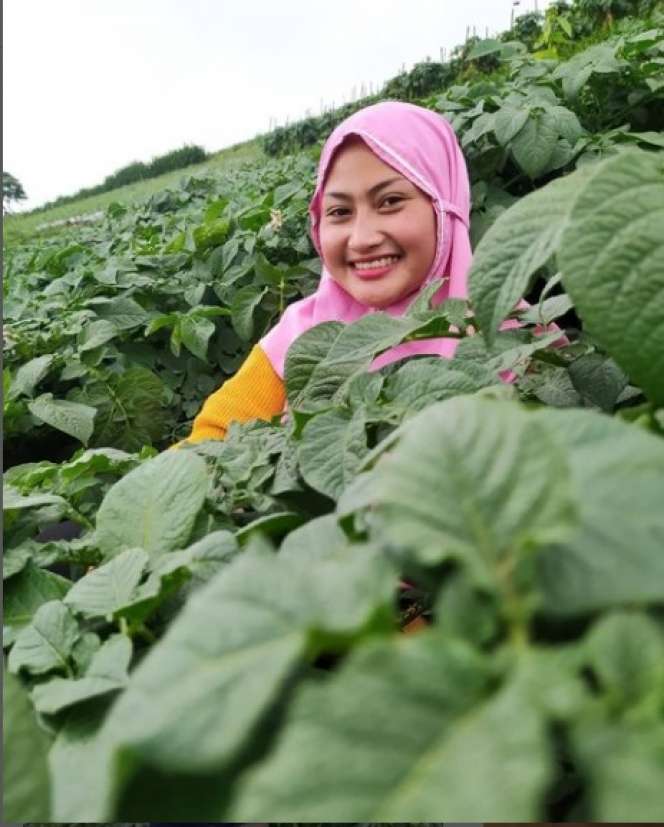 7 Potret Terbaru Novi Listiani Dibuan Cantik yang Alih Profesi Jadi Petani, Kini Mantap Berhijab!