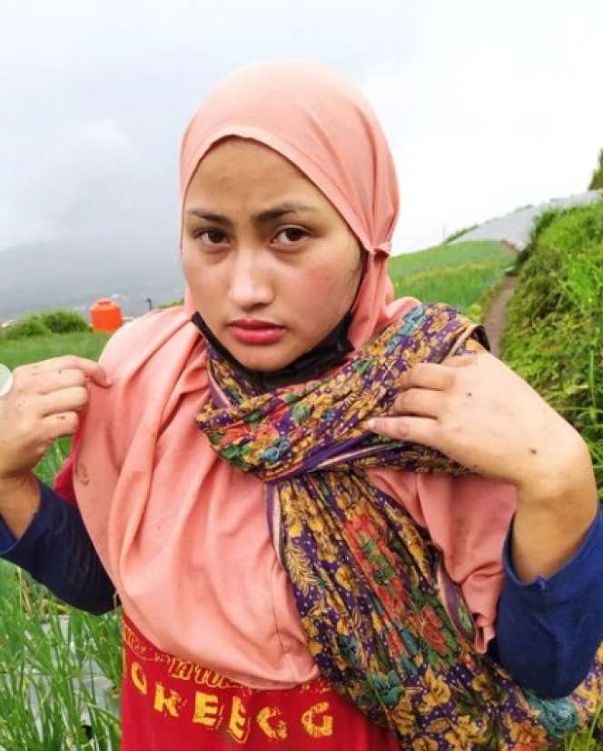 7 Potret Terbaru Novi Listiani Dibuan Cantik yang Alih Profesi Jadi Petani, Kini Mantap Berhijab!