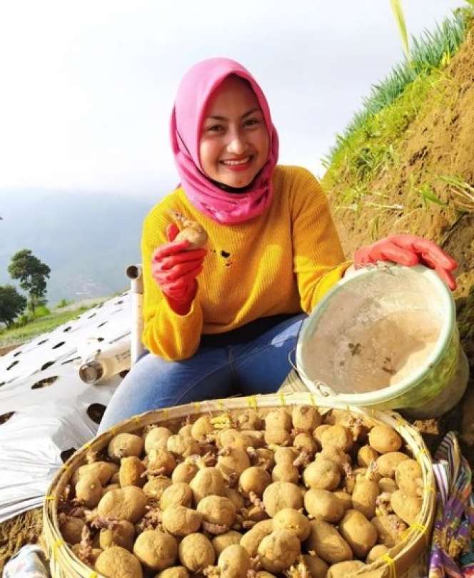 7 Potret Terbaru Novi Listiani Dibuan Cantik yang Alih Profesi Jadi Petani, Kini Mantap Berhijab!