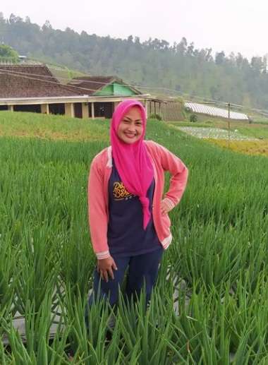 7 Potret Terbaru Novi Listiani Dibuan Cantik yang Alih Profesi Jadi Petani, Kini Mantap Berhijab!