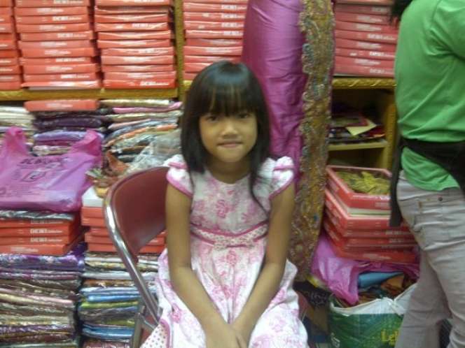 Potret Masa Kecil Fuji Saat Jaga Toko Kain, Parasnya Bikin Salfok!