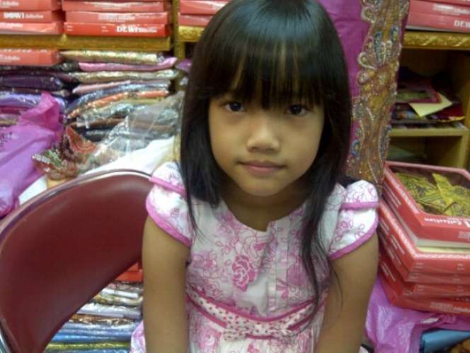 Potret Masa Kecil Fuji Saat Jaga Toko Kain, Parasnya Bikin Salfok!