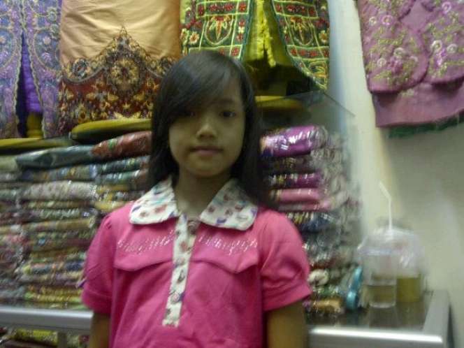 Potret Masa Kecil Fuji Saat Jaga Toko Kain, Parasnya Bikin Salfok!