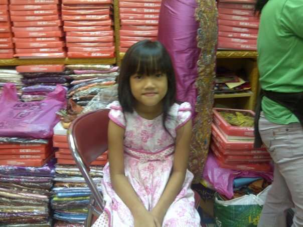 Potret Masa Kecil Fuji Saat Jaga Toko Kain, Parasnya Bikin Salfok!