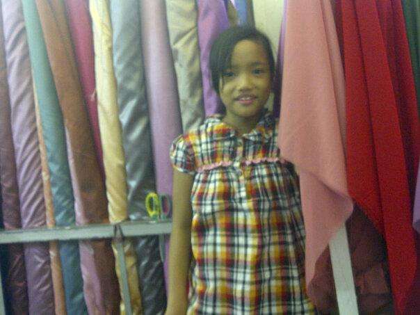 Potret Masa Kecil Fuji Saat Jaga Toko Kain, Parasnya Bikin Salfok!