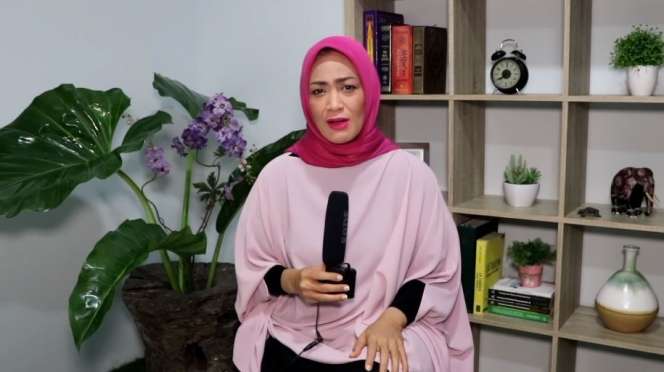 8 Potret Rumah Dewi Hughes yang Jarang Tersorot, Depannya Ada Danau, Mewah Abis!