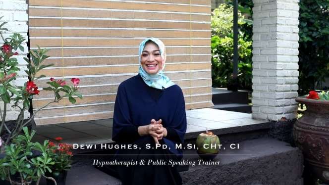 8 Potret Rumah Dewi Hughes yang Jarang Tersorot, Depannya Ada Danau, Mewah Abis!