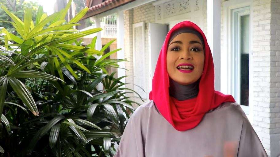 8 Potret Rumah Dewi Hughes yang Jarang Tersorot, Depannya Ada Danau, Mewah Abis!