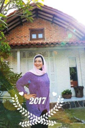 8 Potret Rumah Dewi Hughes yang Jarang Tersorot, Depannya Ada Danau, Mewah Abis!