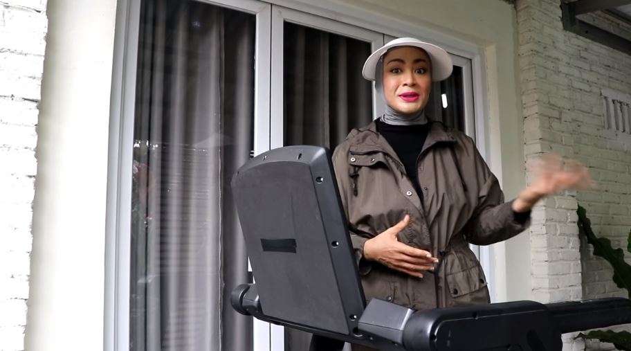 8 Potret Rumah Dewi Hughes yang Jarang Tersorot, Depannya Ada Danau, Mewah Abis!