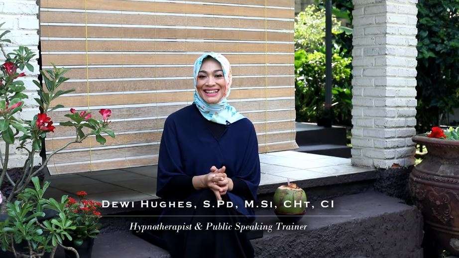 8 Potret Rumah Dewi Hughes yang Jarang Tersorot, Depannya Ada Danau, Mewah Abis!