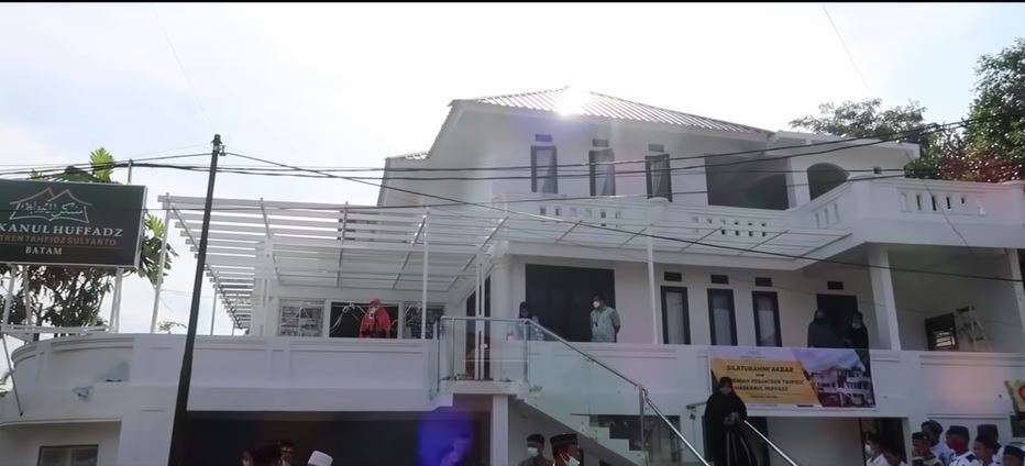 10 Potret Rumah Mewah Orangtua Ria Ricis di Batam, Kini Disulap Jadi Pondok Pesantren