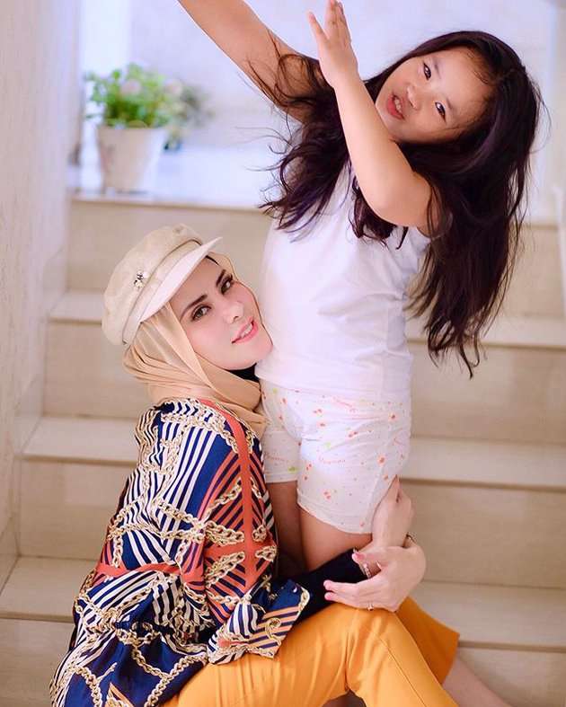 7 Potret Hawra Anak Angel Lelga dan Anwar Hafidz, Gaya Fashionnya Curi Perhatian!